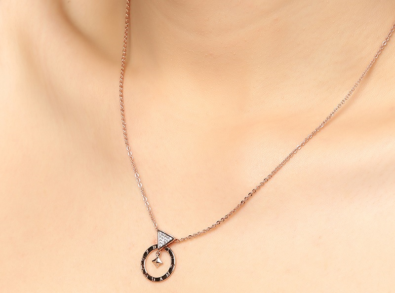 D&acirc;y chuyền thiết kế mặt đồng hồ c&aacute;ch điệu